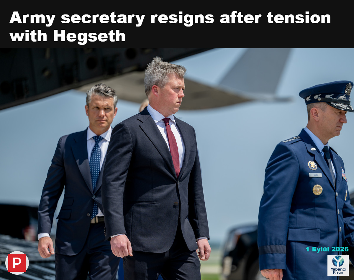 ABD Savunma Bakanı Pete Hegseth, ABD Ordu Sekreteri Daniel Driscoll ve Genelkurmay Başkanı General John D. Caine, 22 Temmuz 2026’da Delaware eyaletinin Dover kentindeki Dover Hava Kuvvetleri Üssü’nde düzenlenen onurlu naaş teslim törenine katıldı. | Daniel Heuer/Bloomberg/Getty Images
