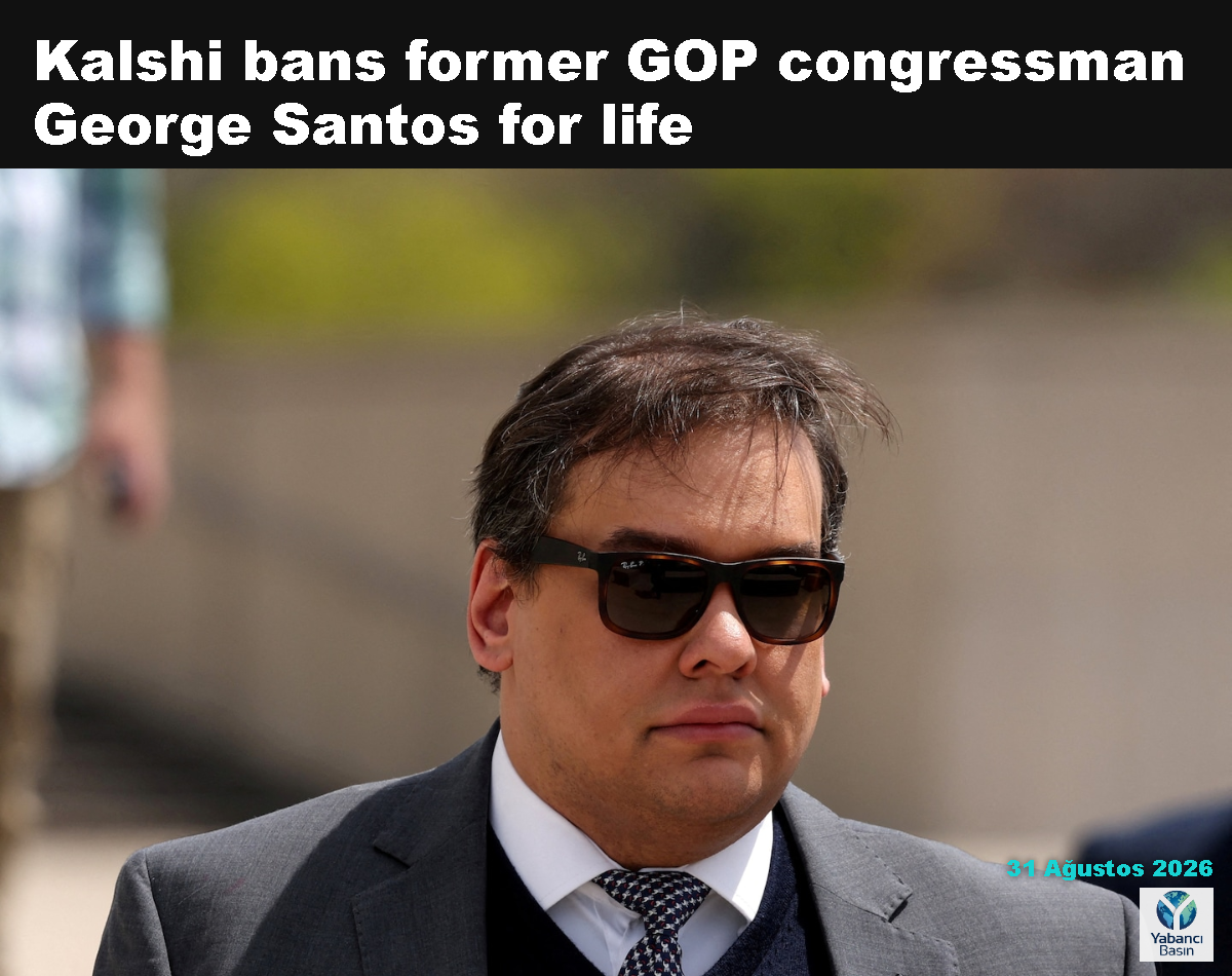 Eski Cumhuriyetçi Kongre üyesi George Santos, 2025'te New York'un Central Islip kentinde yolsuzluk suçlamalarıyla ilgili cezasının açıklanmasının ardından ayrılırken. (Shannon Stapleton/Reuters)