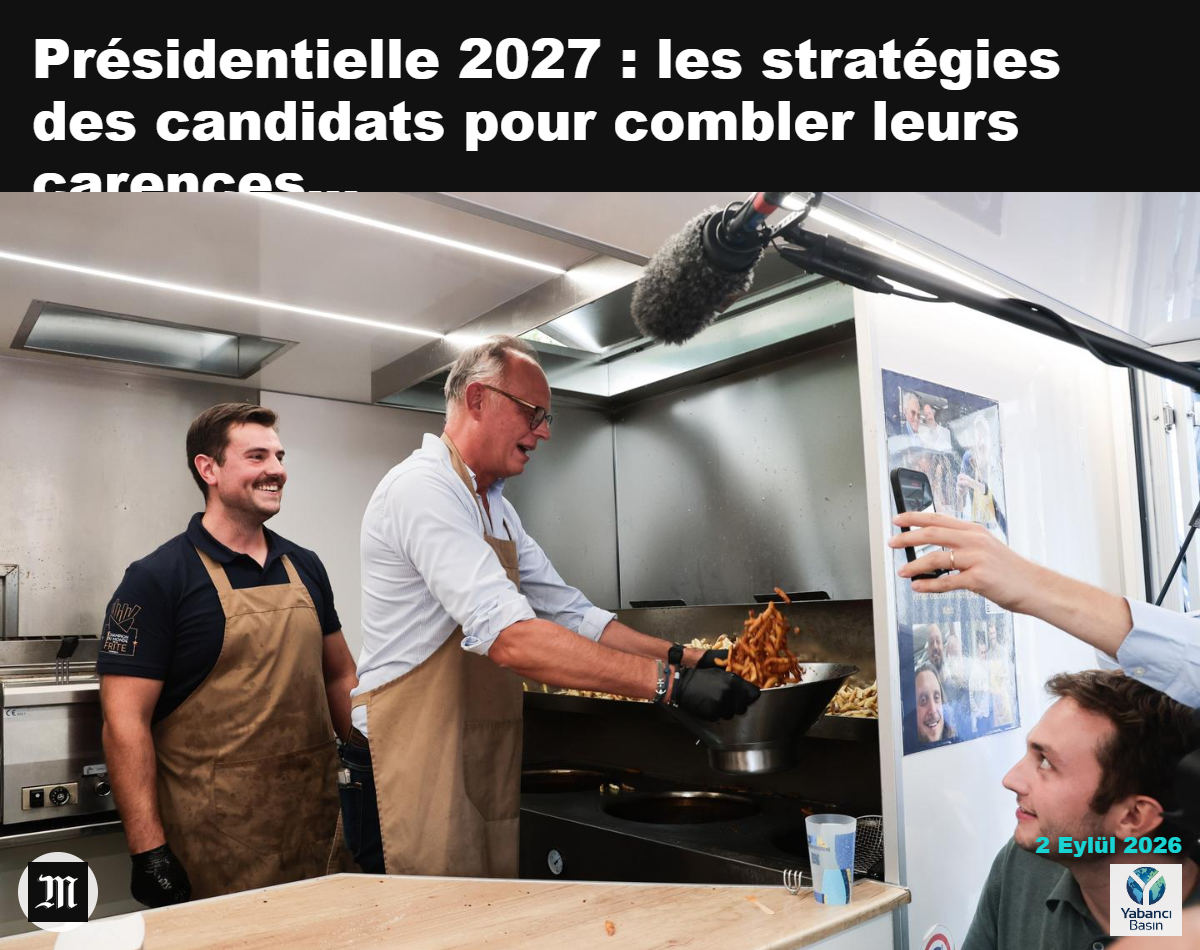 Horizons adayı Edouard Philippe, 30 Ağustos 2026'da Tourcoing'de (Nord) bir yiyecek kamyonunda patates kızartması servis ederken. CYRIL BITTON/DIVERGENCE POUR «LE MONDE»