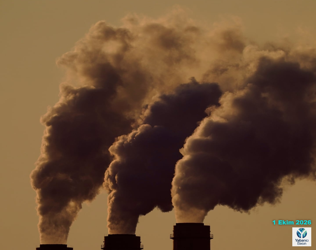 Kansas’taki Jeffrey Energy Center kömürlü enerji santralinin bacalarından çıkan emisyonlar. (Charlie Riedel/AP)
