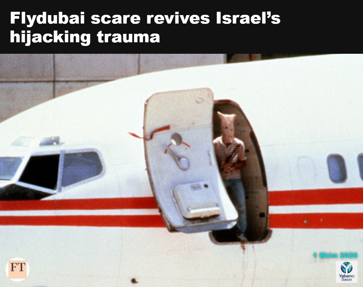 1985’te Beyrut Havalimanı’nda bir uçak kaçırma sırasında TWA Boeing 727’nin kapısında duran maskeli ve silahlı militan © Joel Robine/AFP/Getty Images