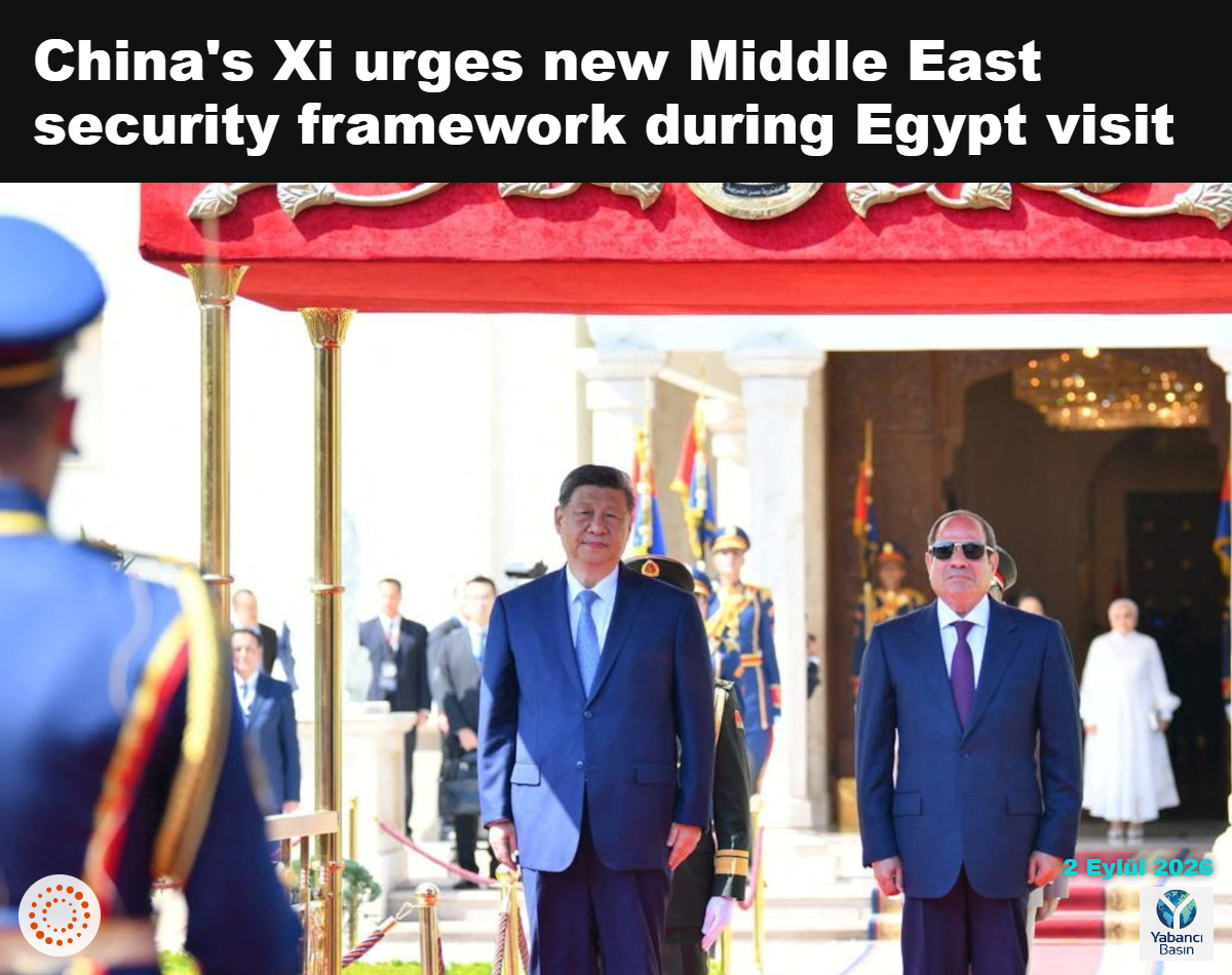 Mısır Cumhurbaşkanı Abdülfettah es-Sisi ve Çin Devlet Başkanı Xi Jinping, Xi'nin Mısır'a gerçekleştirdiği resmi ziyaret sırasında ülkelerinin milli marşlarını dinliyor.