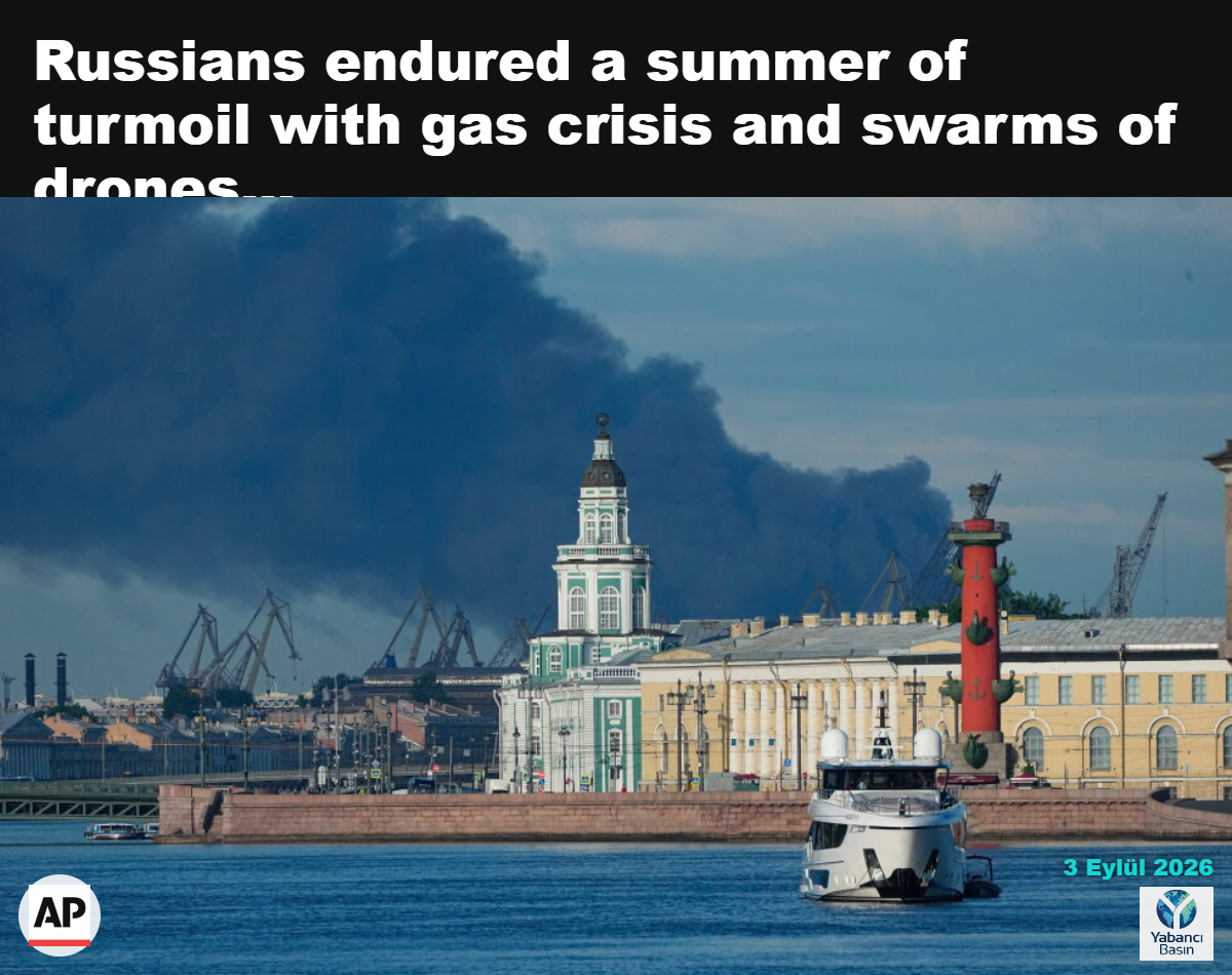 3 Haziran 2026’da Ukrayna’ya ait drone saldırısının ardından Rusya’nın St. Petersburg kentindeki limanın üzerinde yükselen siyah duman bulutu. (AP Photo, Dosya)