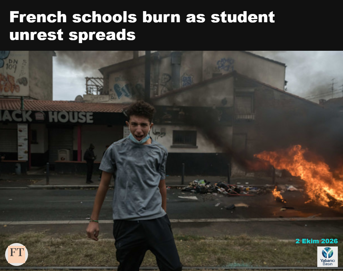 Toulouse’daki Lycée Déodat yakınlarında yanan barikatın önünde bir öğrenci © Ed Jones/AFP/Getty Images