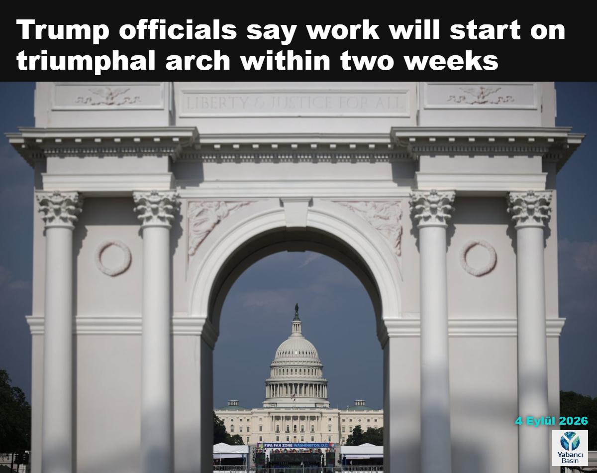 Temmuz ayında National Mall’da düzenlenen Great American State Fair sırasında, Başkan Donald Trump’ın planladığı zafer takı maketinin arkasından Kongre Binası görünüyor. (Alex Wong/Getty Images)