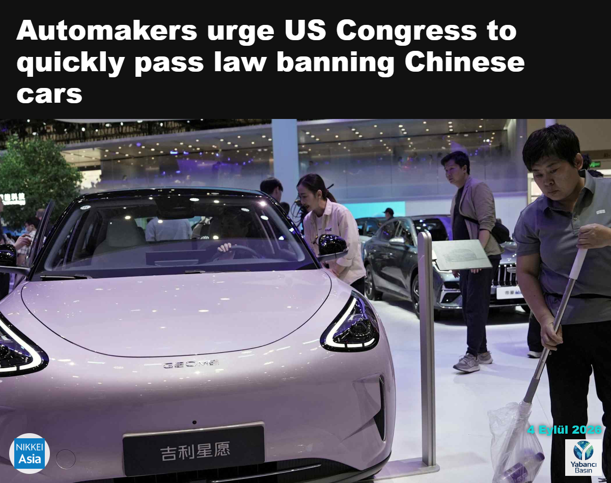 26 Nisan’da Pekin Uluslararası Otomobil Fuarı’nda Geely GEOME Xingyuan elektrikli aracının, diğer adıyla Geely EX2’nin yanında bir görevli zemini temizliyor. © Reuters