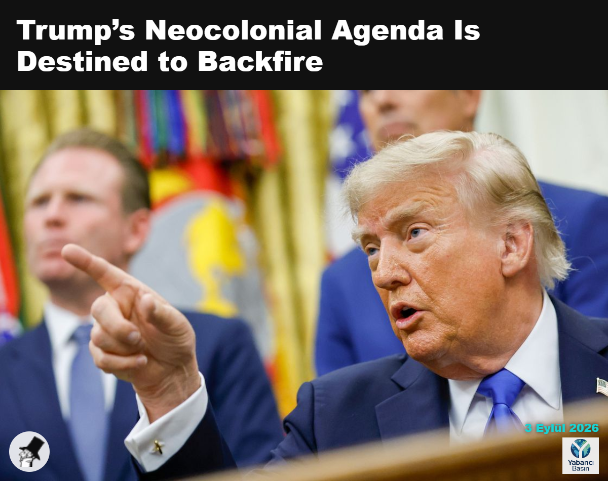 Donald Trump, bir toplantı sırasında elini işaret ederek konuşuyor. Kevin Dietsch / Getty
