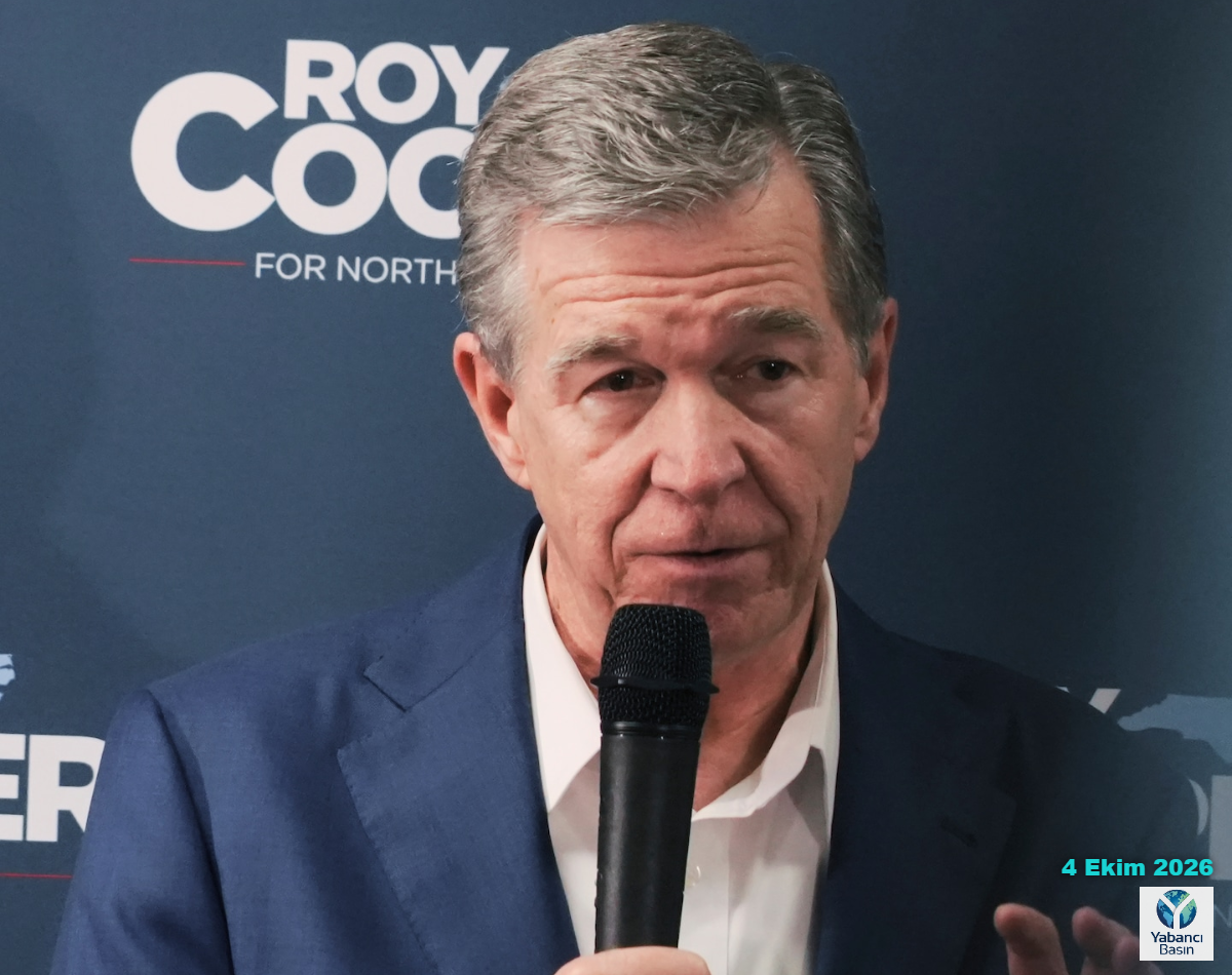 ABD Senatosu için yarışan Demokrat Roy Cooper, 10 Eylül’de Kuzey Carolina’nın Goldsboro kentinde destekçilerine konuşuyor. (Allen G. Breed/AP)