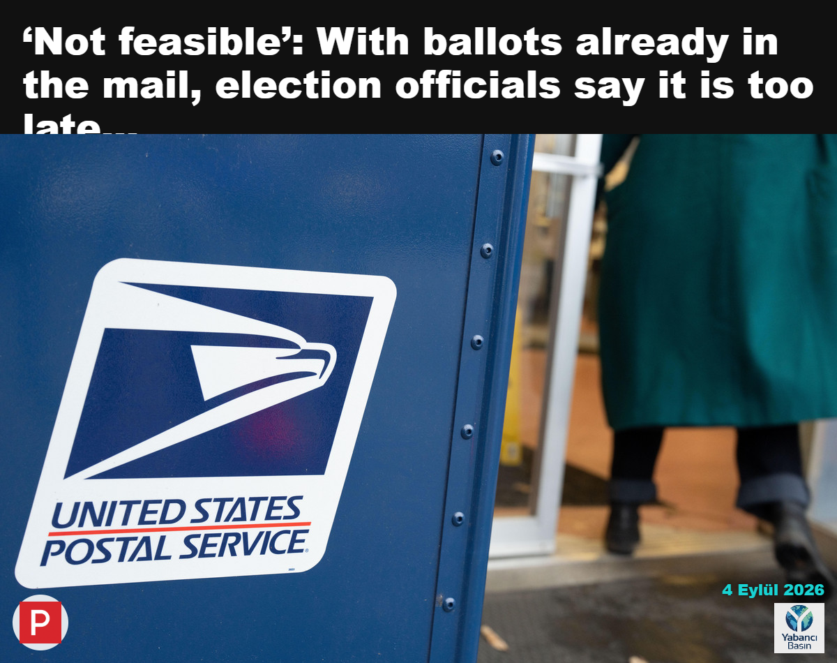6 Ocak 2026’da Oregon eyaletinin Portland kentindeki USPS binasına bir kişi girerken görülen ABD Posta Servisi posta toplama kutusu. | Jenny Kane/AP
