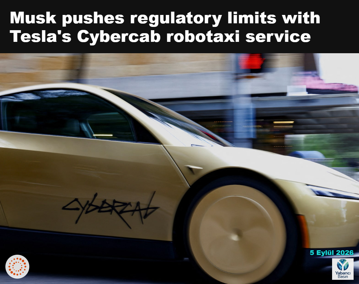 Altın renkli Tesla Cybercab, 3 Eylül 2026’da ABD’nin Teksas eyaletindeki Austin kent merkezinde düzenlenen bir etkinliğe geliyor. Fotoğraf yavaş deklanşör hızıyla çekildi. REUTERS/Kaylee Greenlee
