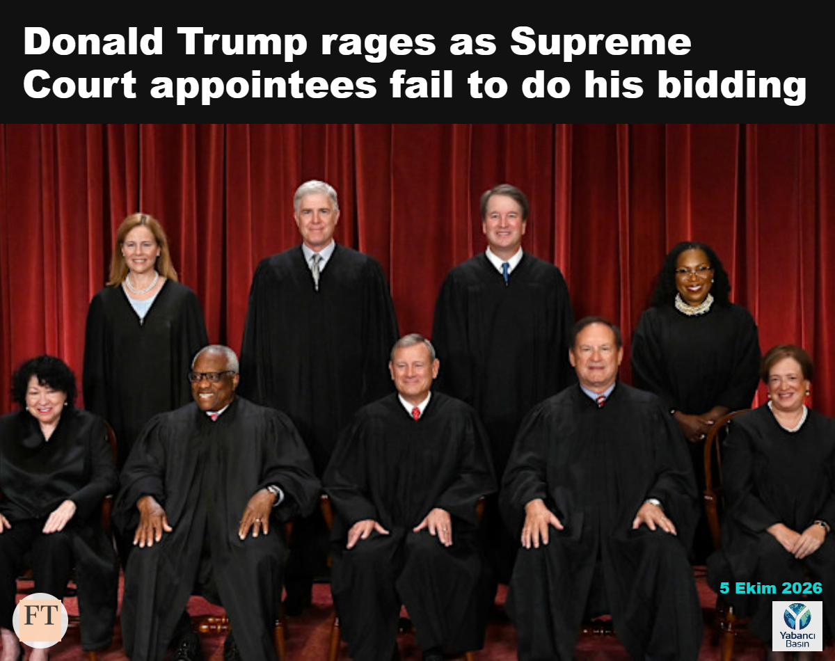 Arka sırada soldan sağa Amy Coney Barrett, Neil Gorsuch, Brett Kavanaugh ve Ketanji Brown Jackson. Ön sırada soldan sağa Sonia Sotomayor, Clarence Thomas, John Roberts, Samuel Alito ve Elena Kagan. © Olivier Douliery/AFP/Getty Images