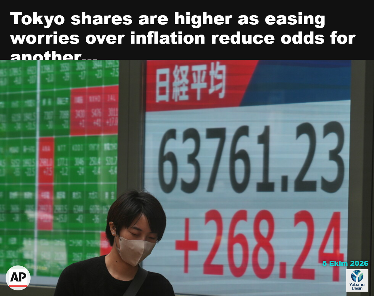 15 Eylül 2026 Salı günü Tokyo’da bir kişi, bir menkul kıymetler şirketindeki Japonya’nın Nikkei endeksini gösteren elektronik borsa panosunun önünden geçiyor. (AP Photo/Eugene Hoshiko)