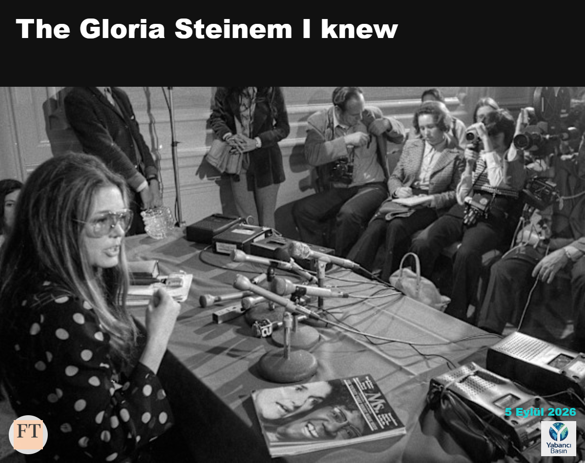Steinem, 1973’te Kaliforniya’nın Kenfield kentinde Ms. dergisinin bir kopyasıyla izleyicilere konuşuyor. Feminist hareketin sembolü olan Steinem, etkileyici bir konuşmacıydı. © Bill Young/San Francisco Chronicle/AP
