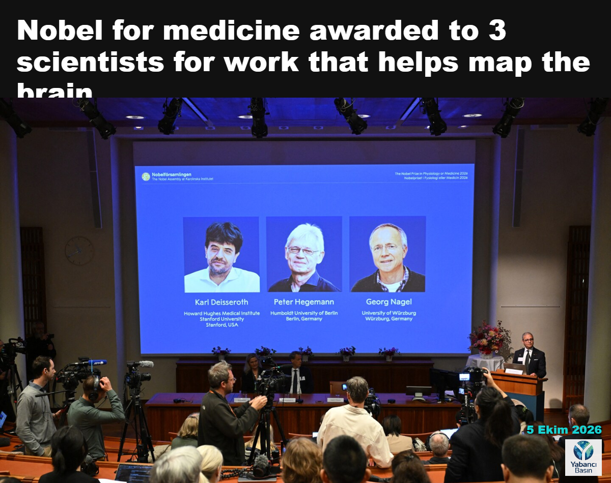 Amerikalı Karl Deisseroth (solda) ile Almanya’dan Peter Hegemann ve Georg Nagel, Nobel Tıp Ödülü’nün kazananları olarak açıklanıyor. (Jonathan Nackstrand/AFP/Getty Images)