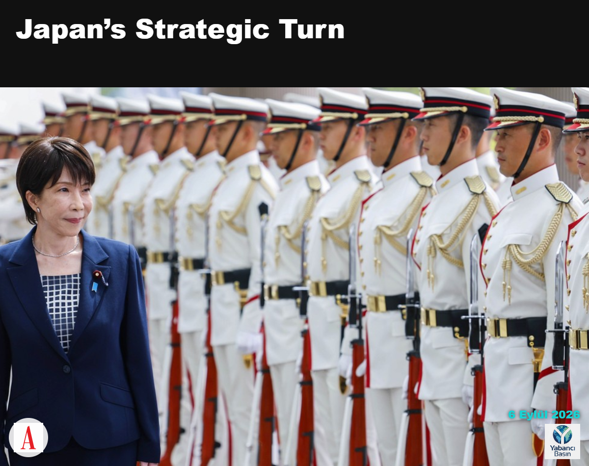 Japonya Başbakanı Sanae Takaichi, tören kıtasının önünde.