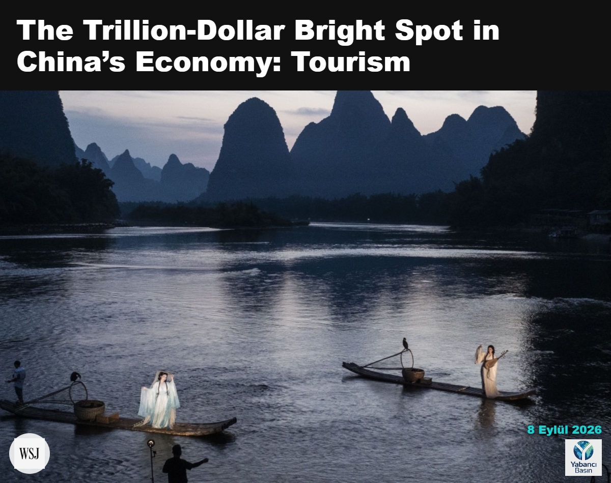 Turistler, Çin’in Guilin kentinin Yangshuo ilçesinde Li Nehri’nin manzaralı bir bölümünde fotoğraf çektiriyor.