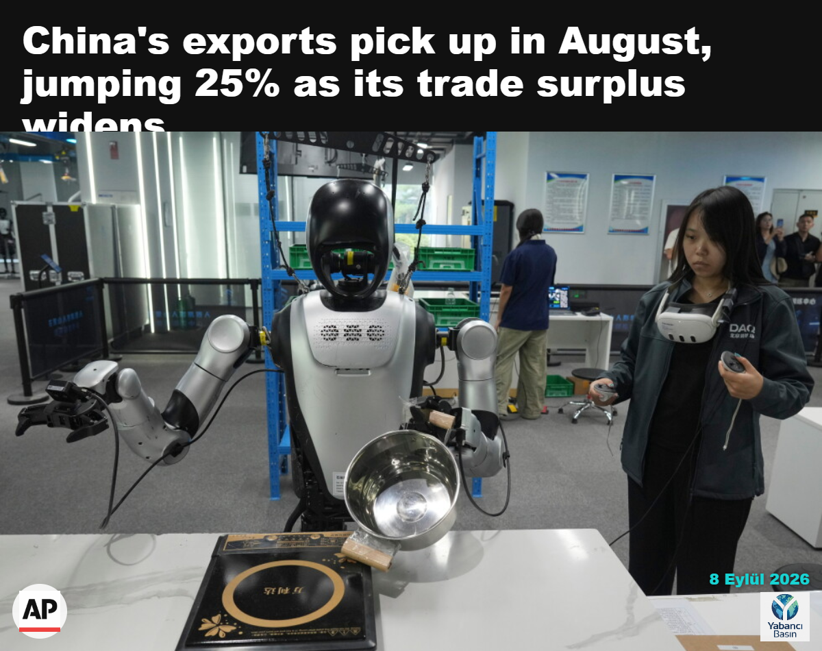 Bir çalışan, 10 Ağustos 2026’da Çin’in Pekin kentindeki robot eğitim merkezinde düzenlenen 2026 Çin Uluslararası Hizmet Ticareti Fuarı’na (CIFTIS) bir ay kala insansı robotları uzaktan kontrol ediyor. (AP Fotoğrafı/Achmad Ibrahim)