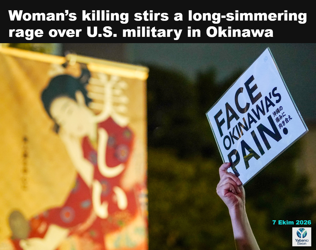 Tokyo’daki ABD Büyükelçiliği önünde bir gösterici, Okinawa’da bir kadının öldürülmesini protesto eden eylemde pankart tutuyor. (Christopher Jue/AFP/Getty Images)