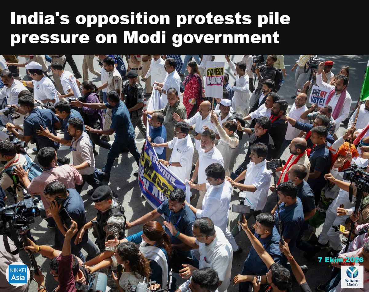 Destekçiler, 6 Ekim'de Yeni Delhi'de baş seçim komiserinin istifasını talep eden muhalefet partileri tarafından düzenlenen protestoda Hindistan muhalefet lideri Rahul Gandhi ile bir araya geldi. © Reuters
