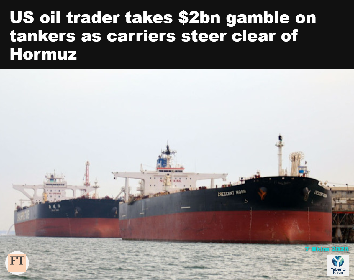 Basra yakınlarında, Irak kıyısı açıklarındaki yüzer platforma yanaşmış petrol tankerleri. Irak, kendine ait tanker filosu bulunmadığı için petrolünü satmakta zorlanıyor © AFP/Getty Images