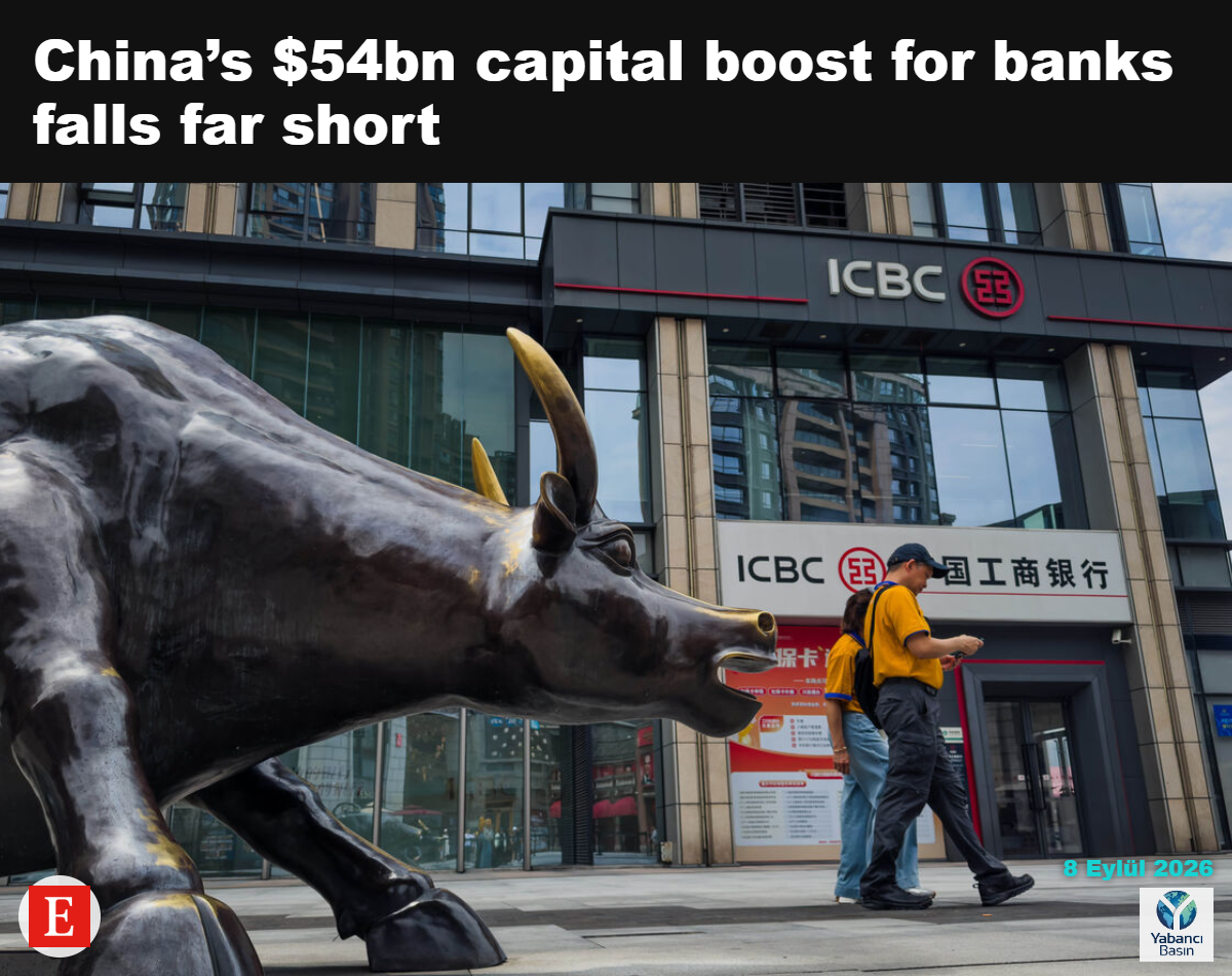 Yayalar, Çin’in Chongqing kentinde bir Industrial and Commercial Bank of China (ICBC) şubesinin önündeki büyük bronz boğa heykelinin yanından geçiyor. Fotoğraf: Getty Images