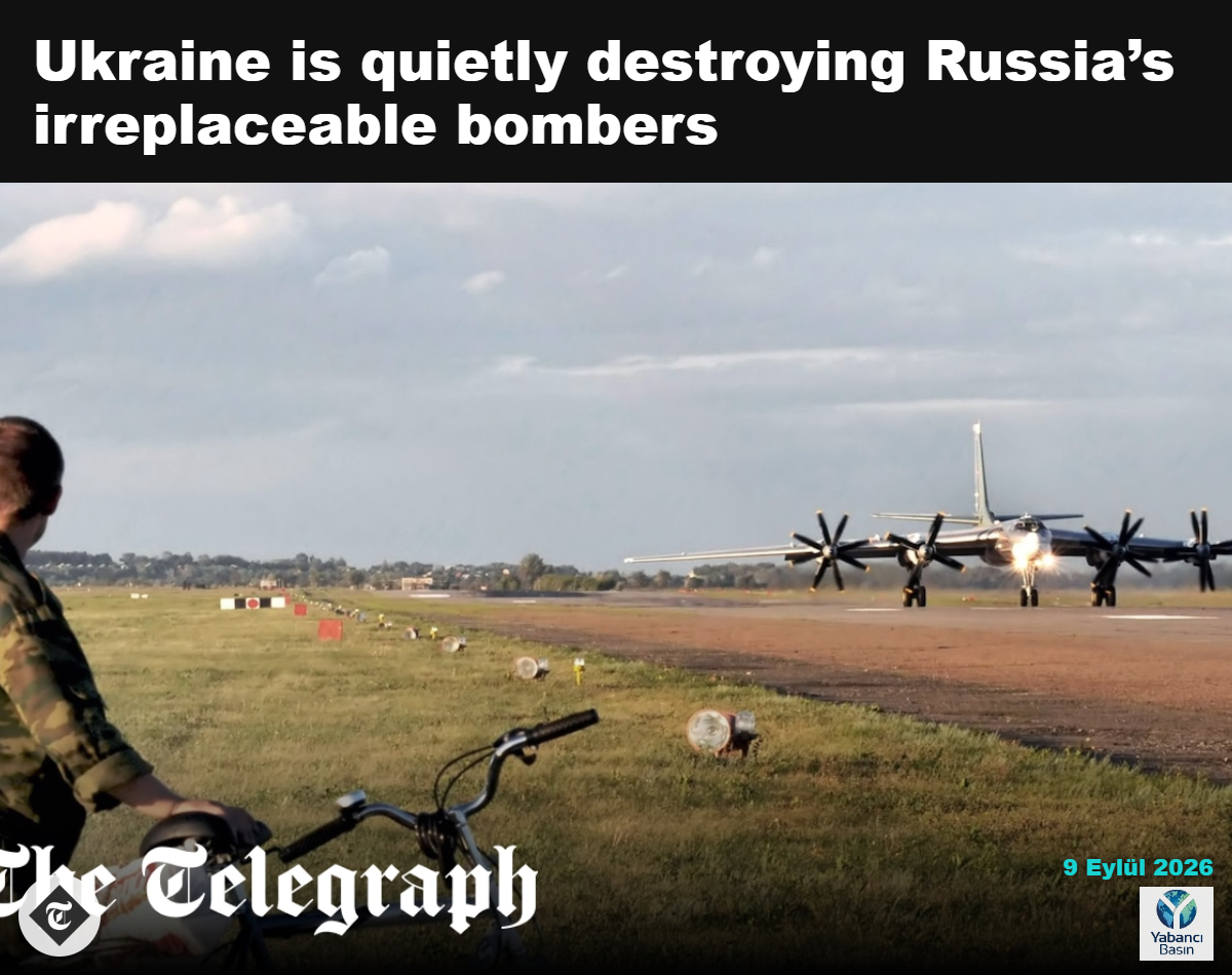 Rus bir asker, Rusya’nın Saratov kentindeki Engels-2 hava üssüne inen bir Tu-95’i izliyor. Moskova, bombardıman uçaklarına nükleer üçlüsünün bir parçası olarak güveniyor.