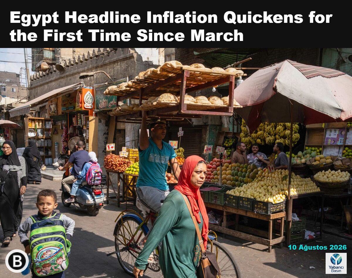 Kahire’nin el-Darb el-Ahmar bölgesindeki el-Mğarblin gıda pazarında, başında taze pişmiş ekmek tepsileri taşıyan kişi. Fotoğrafçı: Islam Safwat/Bloomberg