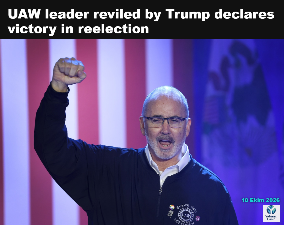 UAW Başkanı Shawn Fain, 9 Kasım 2023’te Başkan Joe Biden’ın gelişinden önce Illinois eyaletinin Belvidere kentinde otomotiv işçilerine konuşma yaparken görülüyor. (Scott Olson/Getty Images)
