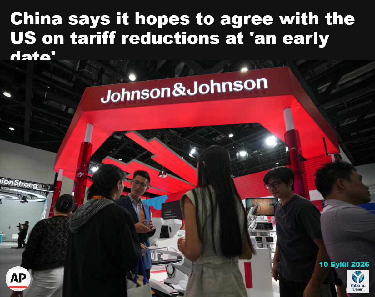 Ziyaretçiler, 9 Eylül 2026’da Pekin’deki Çin Uluslararası Hizmet Ticareti Fuarı’nda (CIFTIS) tıbbi cihazları tanıtan Johnson & Johnson standını geziyor. (AP Fotoğrafı/Andy Wong)