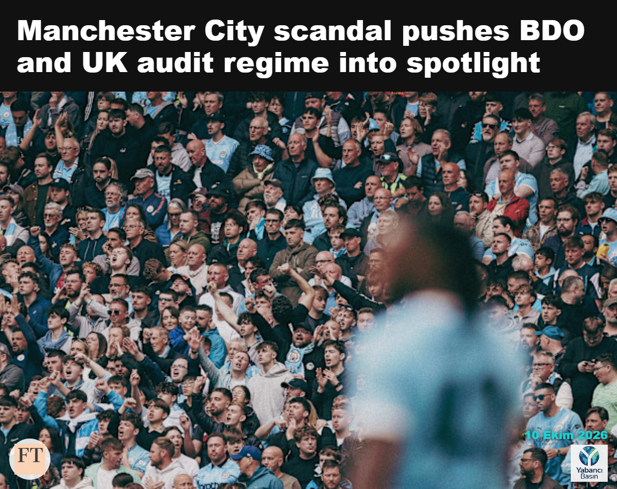 Manchester City taraftarları tribünde.