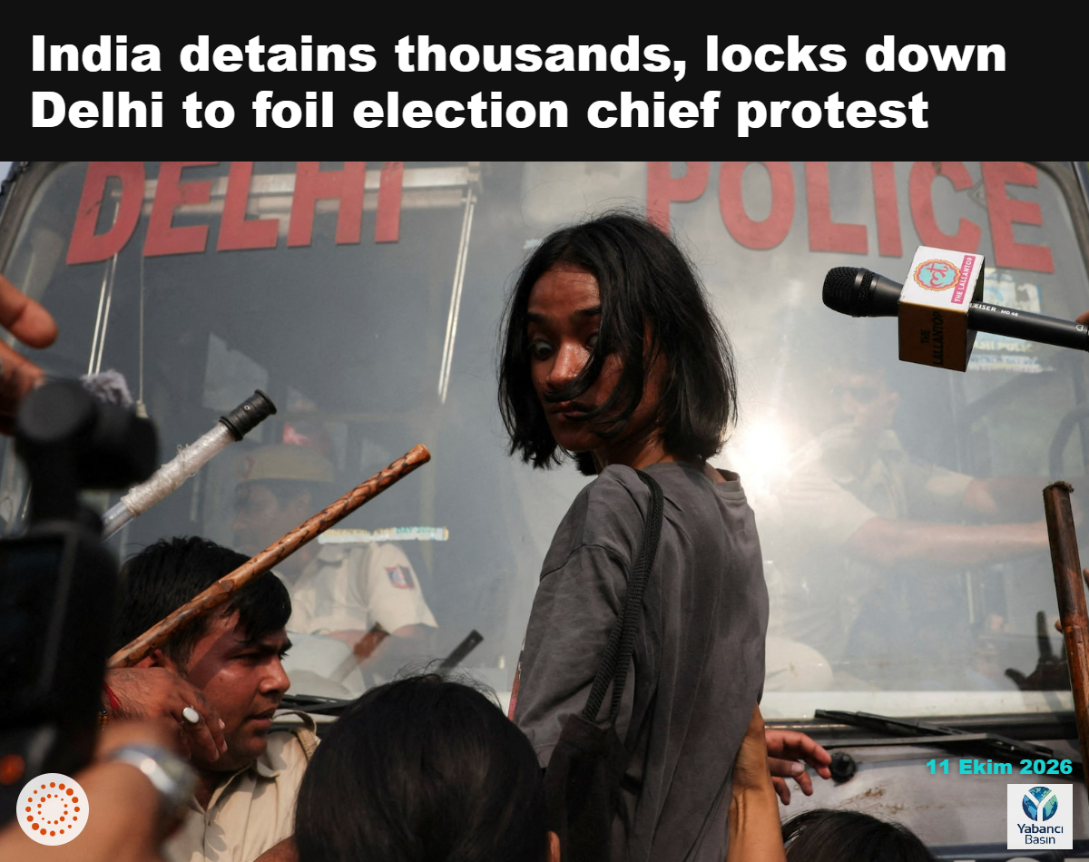 Bir protestocu, Hindistan’ın Baş Seçim Komiseri Gyanesh Kumar’ın istifasını talep eden Cockroach Janta Party tarafından Yeni Delhi’de düzenlenen protesto sırasında gözaltına alınan protestocuları taşıyan polis otobüsünü durdurmaya çalışıyor, Hindistan, 10 Ekim 2026. REUTERS/Priyanshu Singh