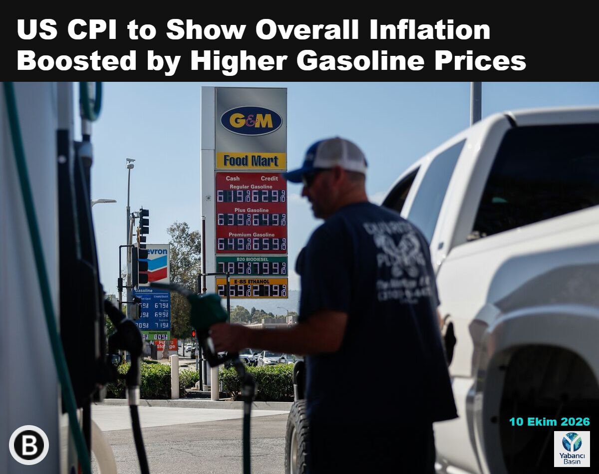 Bir sürücü, 28 Eylül’de Torrance, California’daki bir istasyonda aracına yakıt doldururken fiyatları gösteren tabela. Fotoğraf: Caroline Brehman/Bloomberg