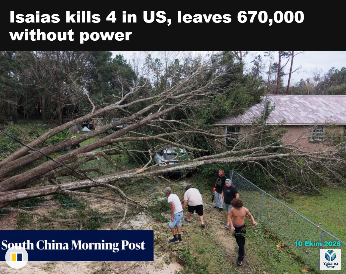 J.J. McDonald, cumartesi günü Florida’nın Milton kentinde Kasırga Isaias’ın karaya çıkmasının ardından üzerine ağaç devrilen aracının önünde duruyor. Fotoğraf: EPA