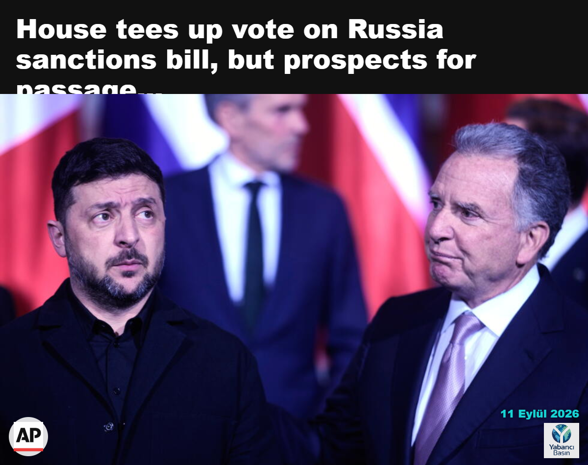 Ukrayna Devlet Başkanı Volodimir Zelenskiy (solda) ve ABD’nin özel temsilcisi Steve Witkoff, 15 Aralık 2025’te Almanya’nın Berlin kentindeki başbakanlık binasında bir araya geldi. (AP Fotoğrafı/Markus Schreiber, Pool)