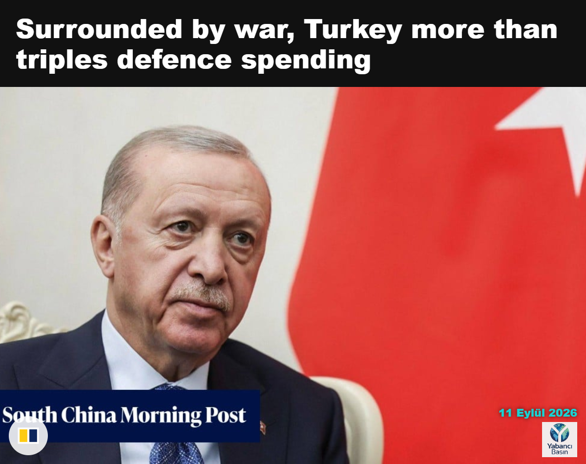 Recep Tayyip Erdoğan, Türkiye bayrağının önünde.