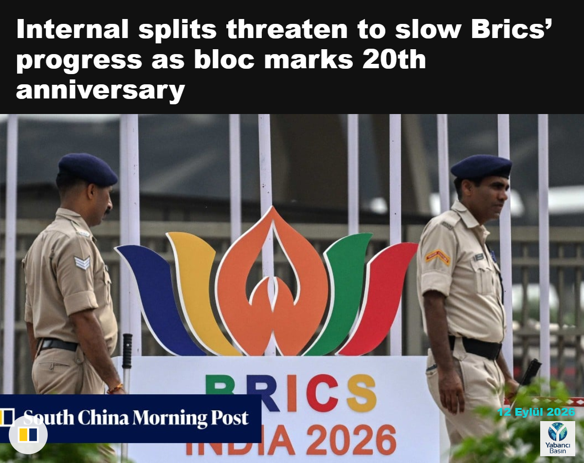 Hindistan’da düzenlenen BRICS 2026 zirvesi öncesinde polisler, BRICS Hindistan 2026 logosunun önünde görev yapıyor.
