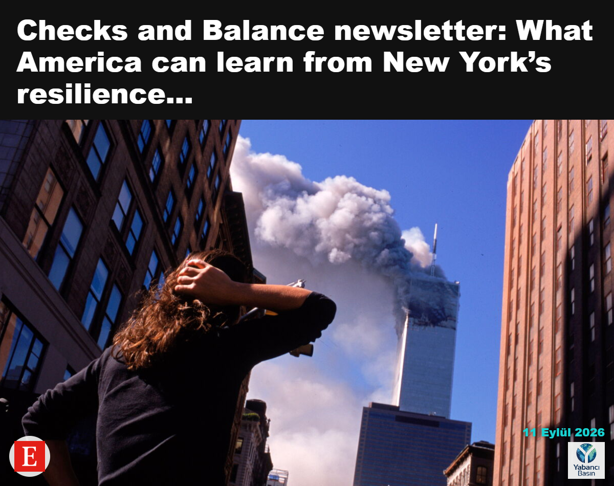11 Eylül 2001’de New York’ta yanan Dünya Ticaret Merkezi kulelerini izleyen şaşkın kalabalık. Fotoğraf: Getty Images