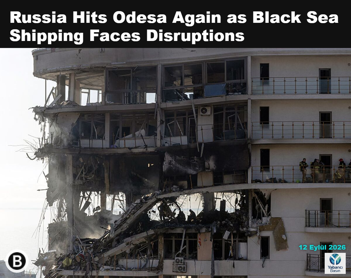 Kurtarma ekipleri, 12 Eylül sabahı Odesa’da saldırı sonrası hasar gören çok katlı bir konut binasında çalışma yürütüyor. Fotoğraf: Oleksandr Gimanov/AFP/Getty Images