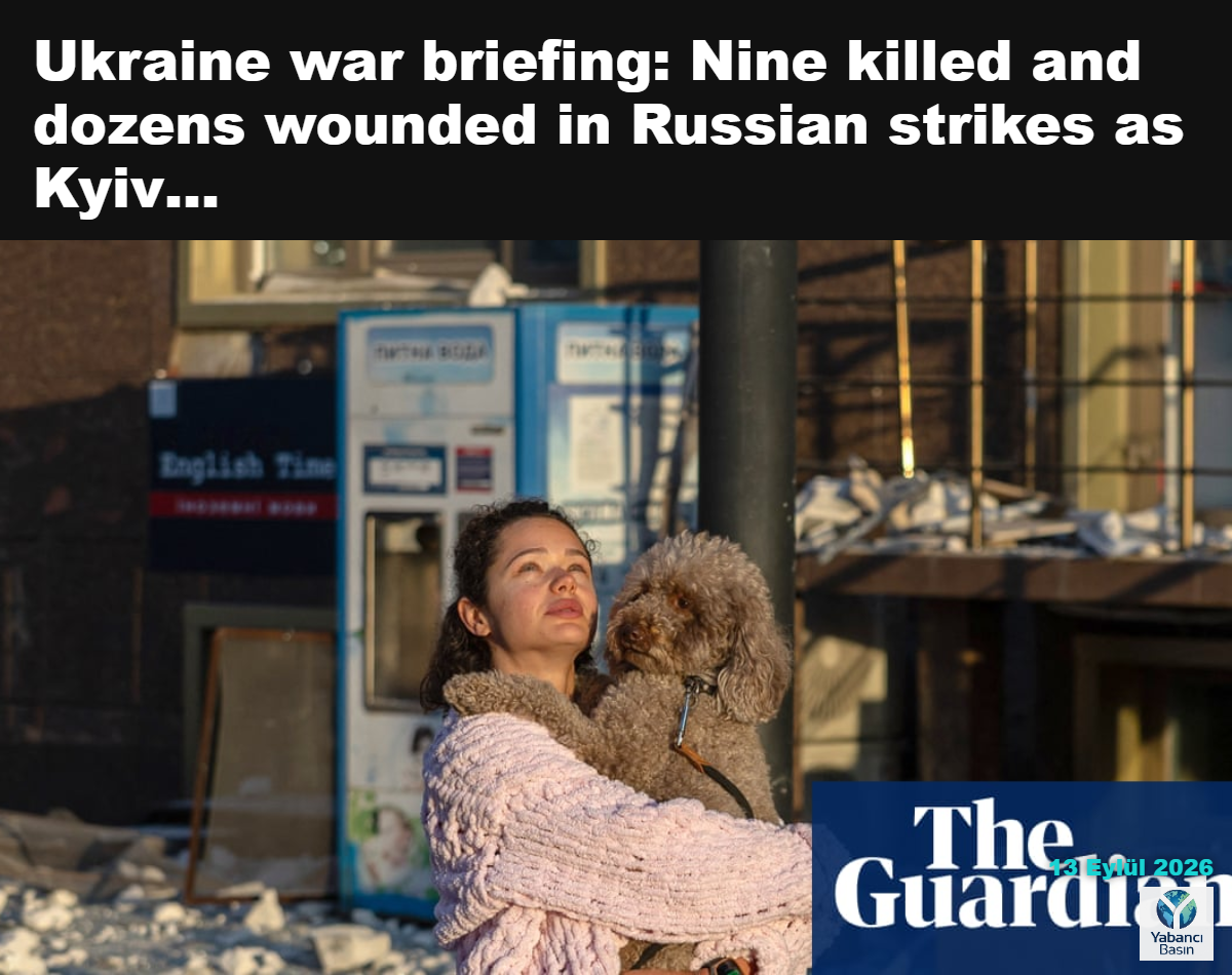 Rusya’nın kıyı kentine gece düzenlediği saldırıların ardından Odesa’da hasar gören bir binanın önünde duran bir bölge sakini. Fotoğraf: Oleksandr Gimanov/AFP/Getty Images