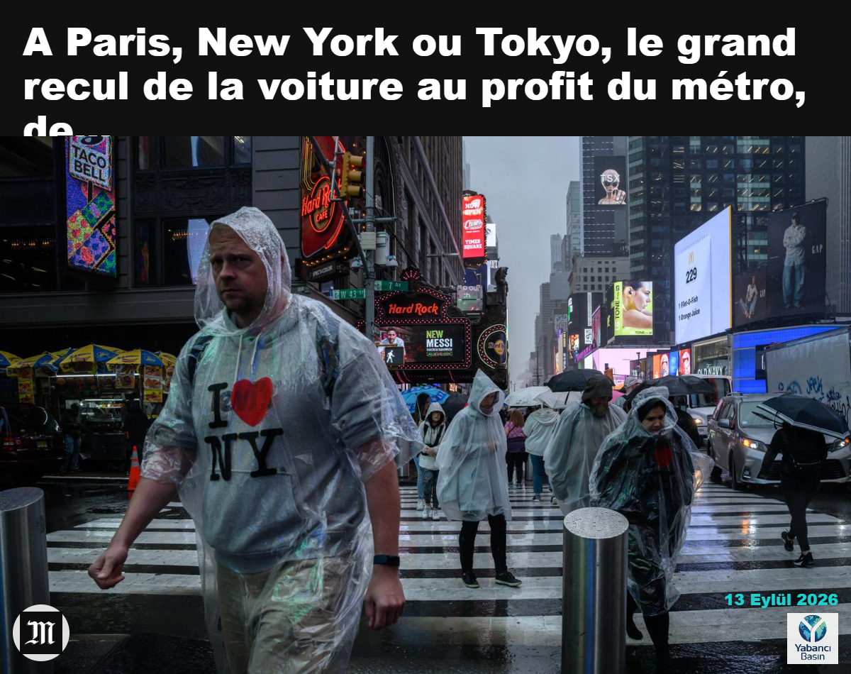 New York’ta yağmur altında yayalar ve araçlar, Times Square’deki yaya geçidinde ilerliyor. ED JONES/AFP