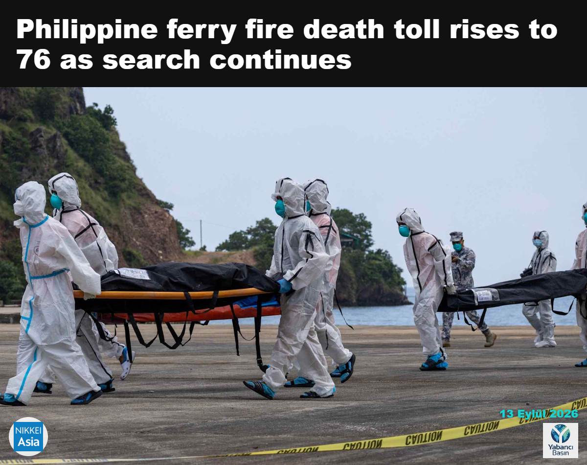 Filipin Sahil Güvenliği üyeleri, 12 Eylül’de Filipinler’in Coron kentinde, Palawan açıklarında MV June Aster feribotundaki yangının ardından kurbanların kalıntılarını içeren ceset torbalarını taşıyor. © Reuters