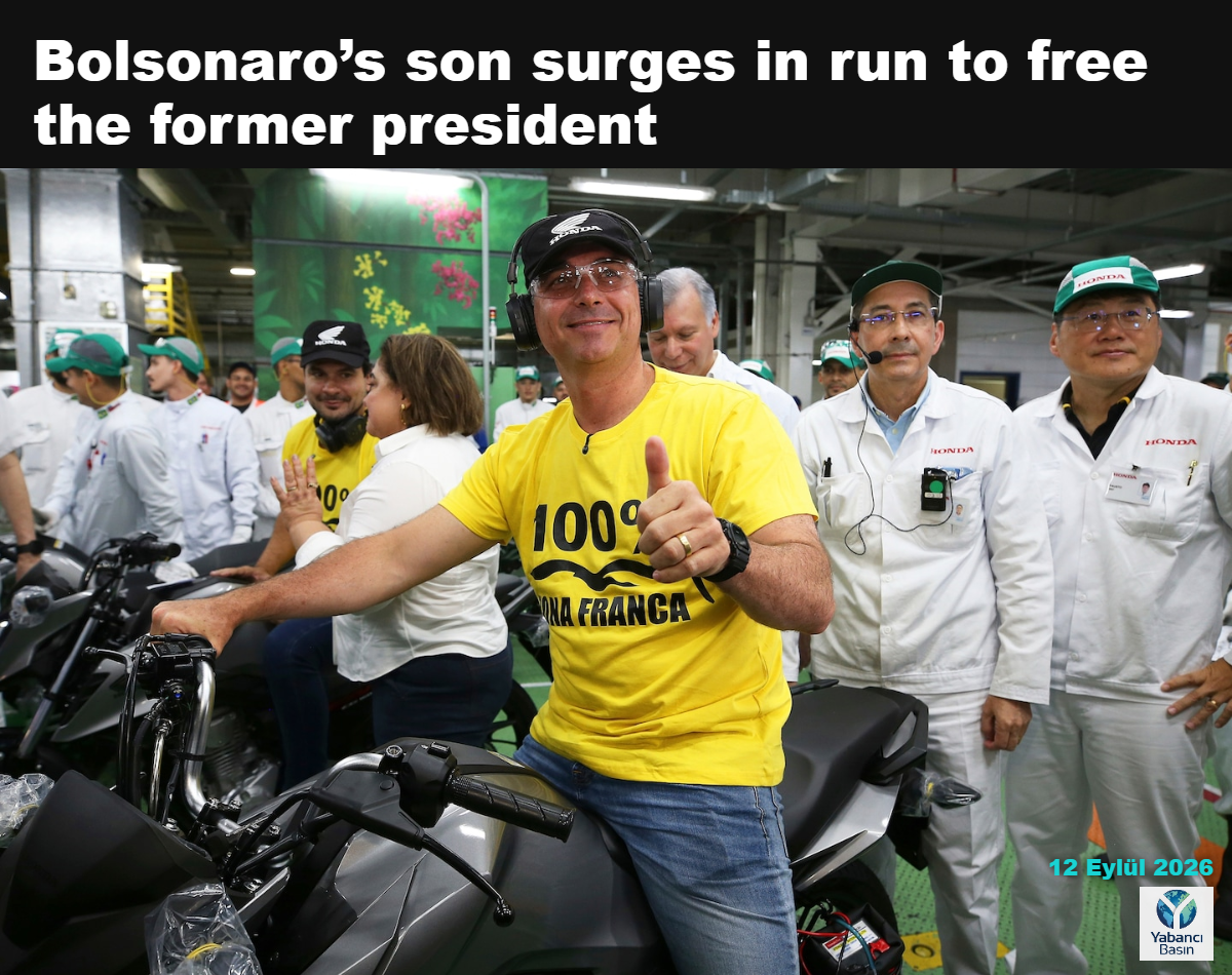 Cumhurbaşkanı adayı Flávio Bolsonaro, cuma günü Brezilya’nın Manaus kentindeki Honda motosiklet fabrikasını ziyaret ederken başparmağını kaldırıyor. (Edmar Barros/AP)