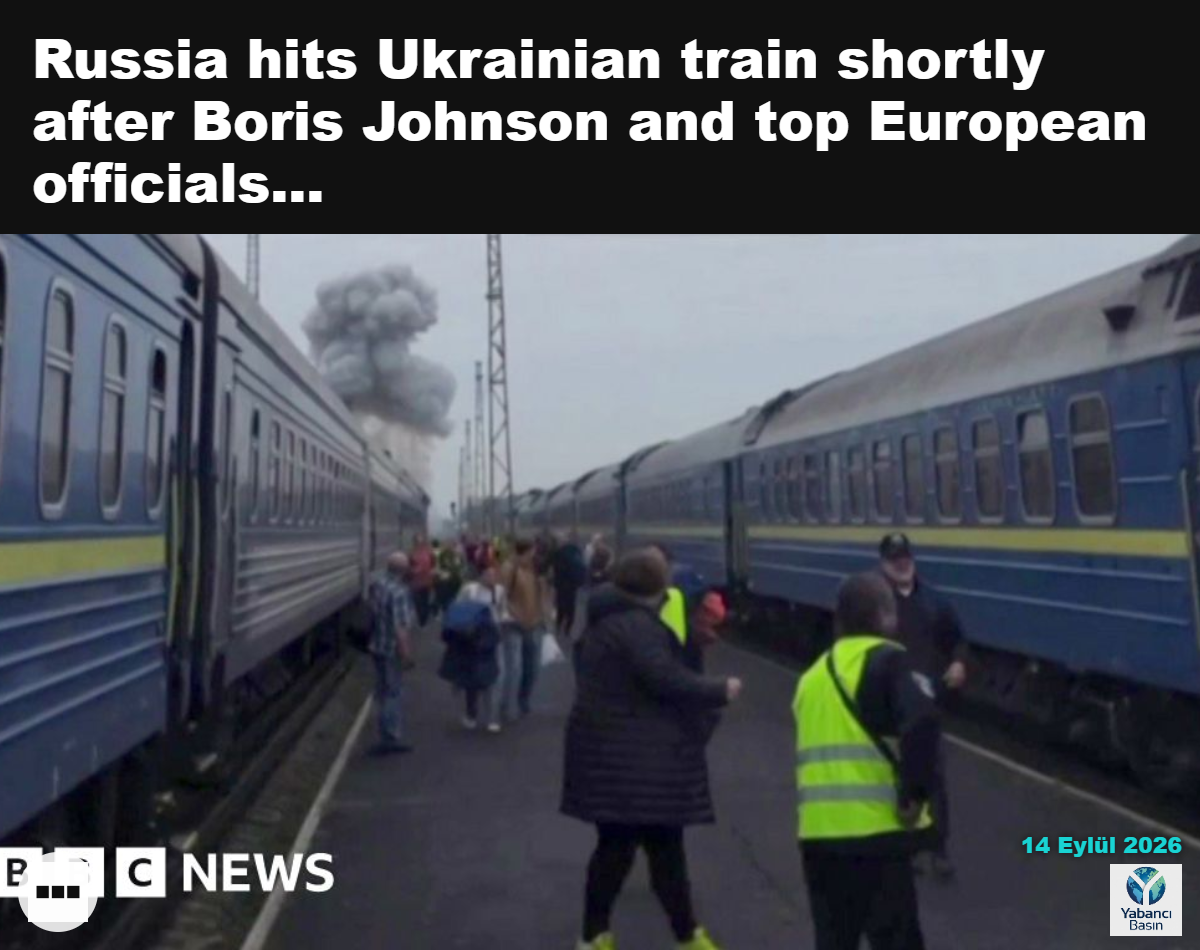 Geçen hafta Lviv’deki kitap fuarında görülen Boris Johnson, üst düzey Avrupalı güvenlik yetkilileriyle birlikte trende bulunuyordu. Global Images Ukraine / Getty Images