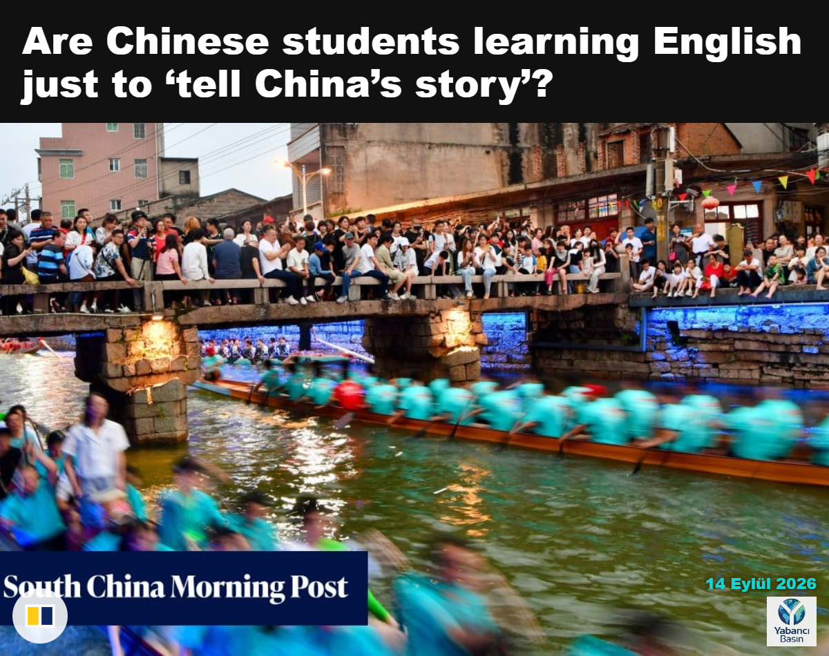 Çin’in Guangxi bölgesinde Dragon Boat Festivali yarışını izleyen kalabalık.