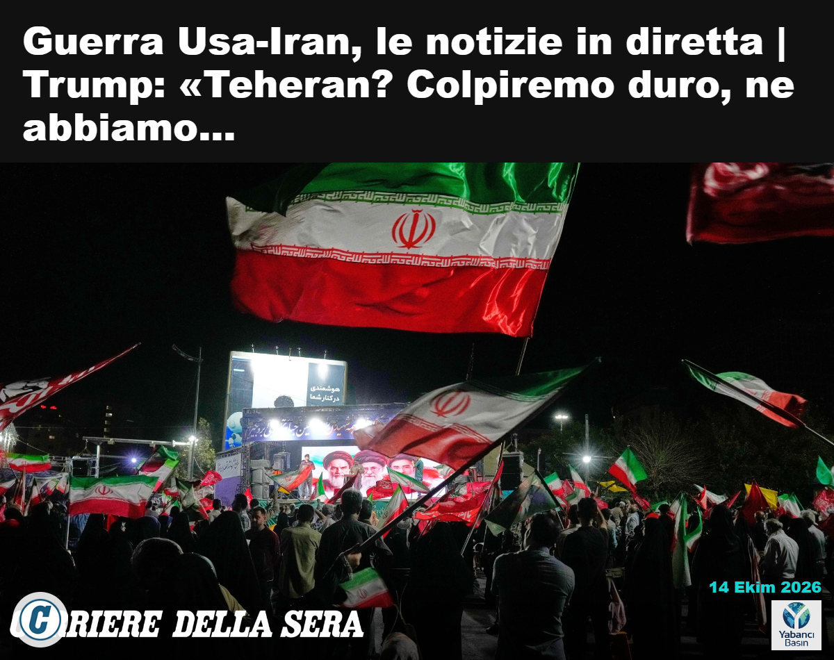 İran bayrakları taşıyan kalabalık bir grup gece saatlerinde gösteri düzenliyor.