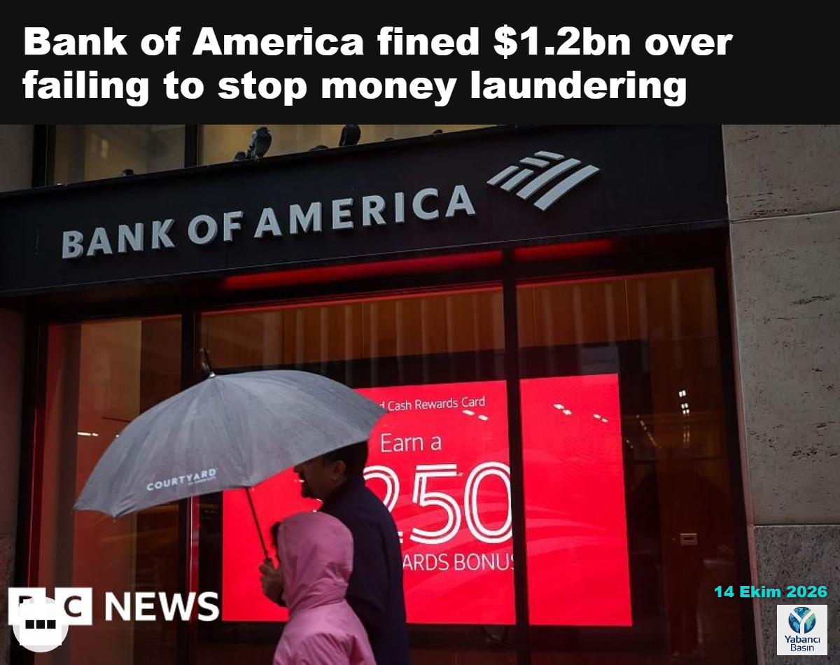 Bank of America şubesi önünde yağmur altında yürüyen insanlar. Bloomberg via Getty Images