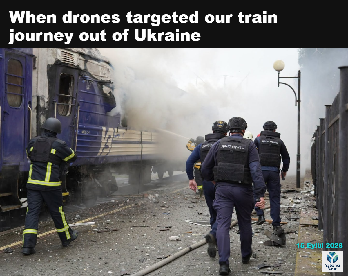 İtfaiyeciler, cumartesi günü Ukrayna’nın Polonya sınırı yakınlarında drone saldırısında hasar gören bir tren vagonundaki alevleri söndürüyor. (AFP/Getty Images)