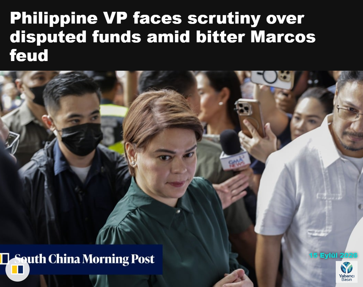 Filipinler Başkan Yardımcısı Sara Duterte, Quezon City’deki belediye binası önünde destekçileriyle birlikte görülüyor.