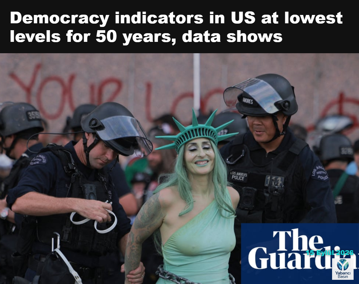 Polis memurları, Donald Trump’ın otoriterlik algısına karşı Los Angeles’ta mart ayında düzenlenen “Kral Yok” protestosu sırasında bir göstericiyi gözaltına alıyor. Fotoğraf: Étienne Laurent/AFP/Getty Images