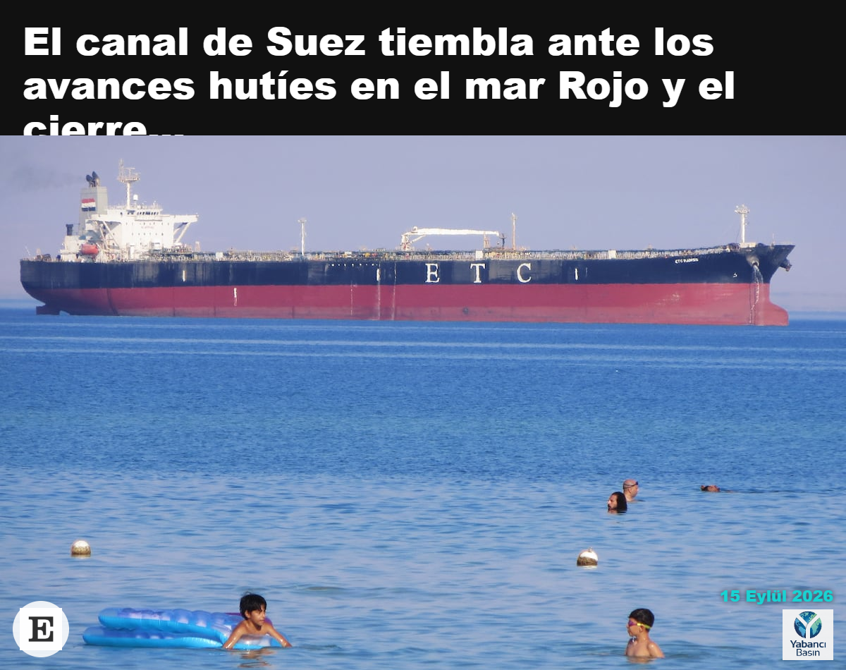 Mısırlı turistler, 10 Ağustos Pazartesi günü Kızıldeniz’deki Süveyş Körfezi’nde ETC Ramsis petrol tankerinin yakınında yüzüyor. AMR NABIL (AP PHOTO)